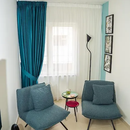 New Bazaar Stylish In Tirana's Heart Τίρανα
